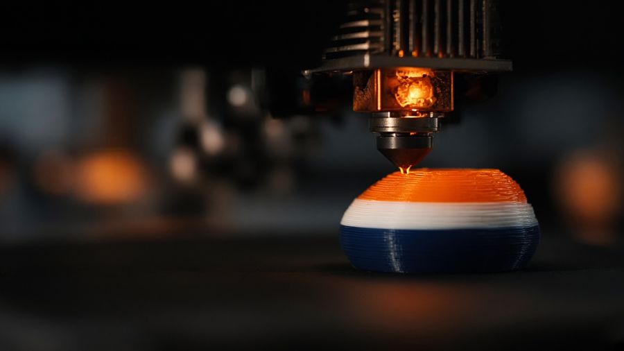 Çok renkli filamentle 3D baskı yapan yazıcı nozulu